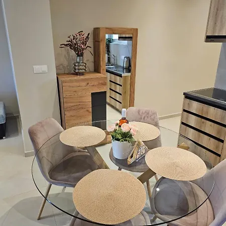 Agora Luxury 3 *