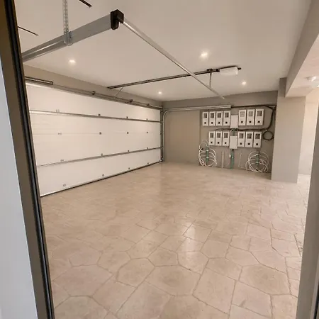 Agora Luxury 3 *